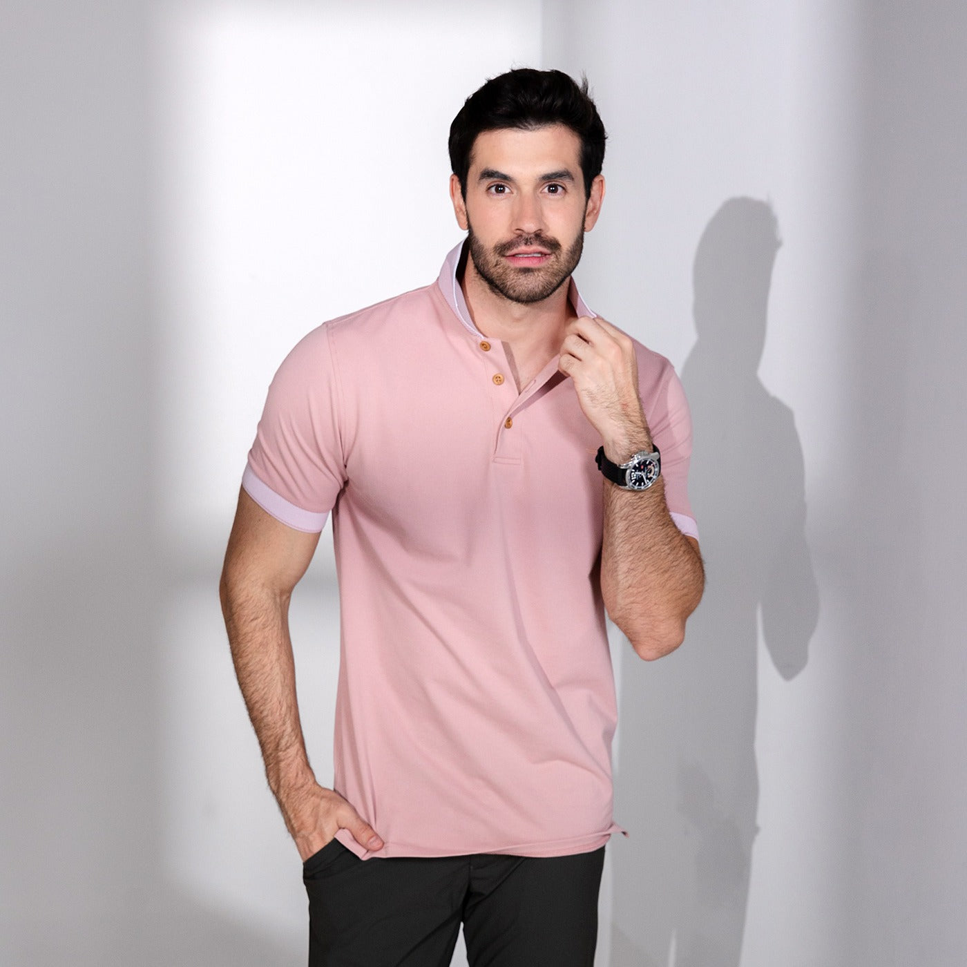 Una Camiseta Combinar Playera Rosa Hombre Outfit Camiseta Rosada